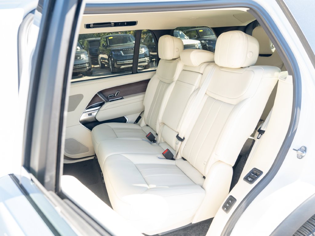 Used 2024 White Land Rover SE image 35