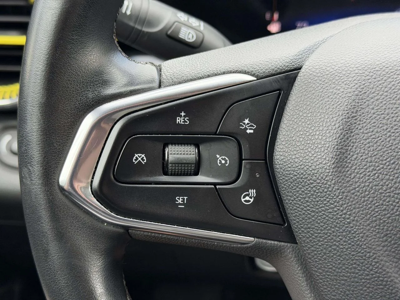 Used 2025 Summit White Chevrolet FWD ACTIV image 24