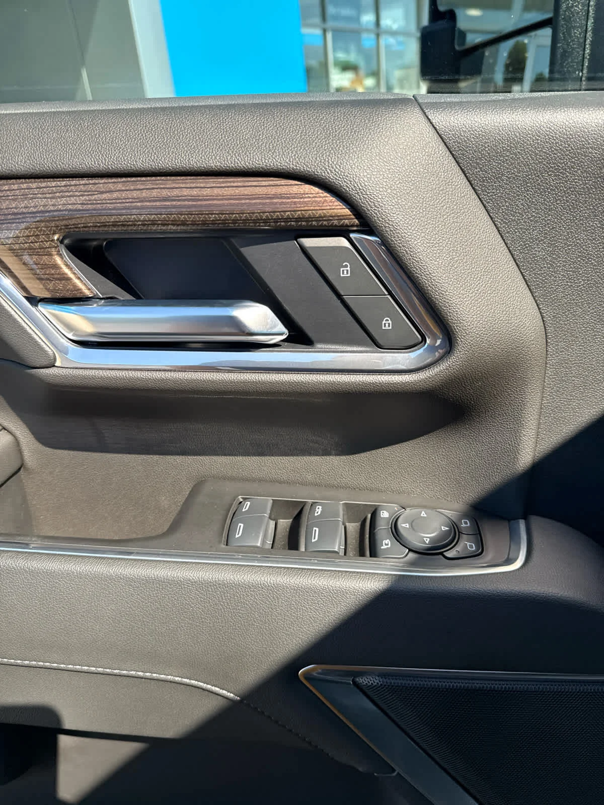 Used 2025 Sterling Gray Metallic Chevrolet LT image 21