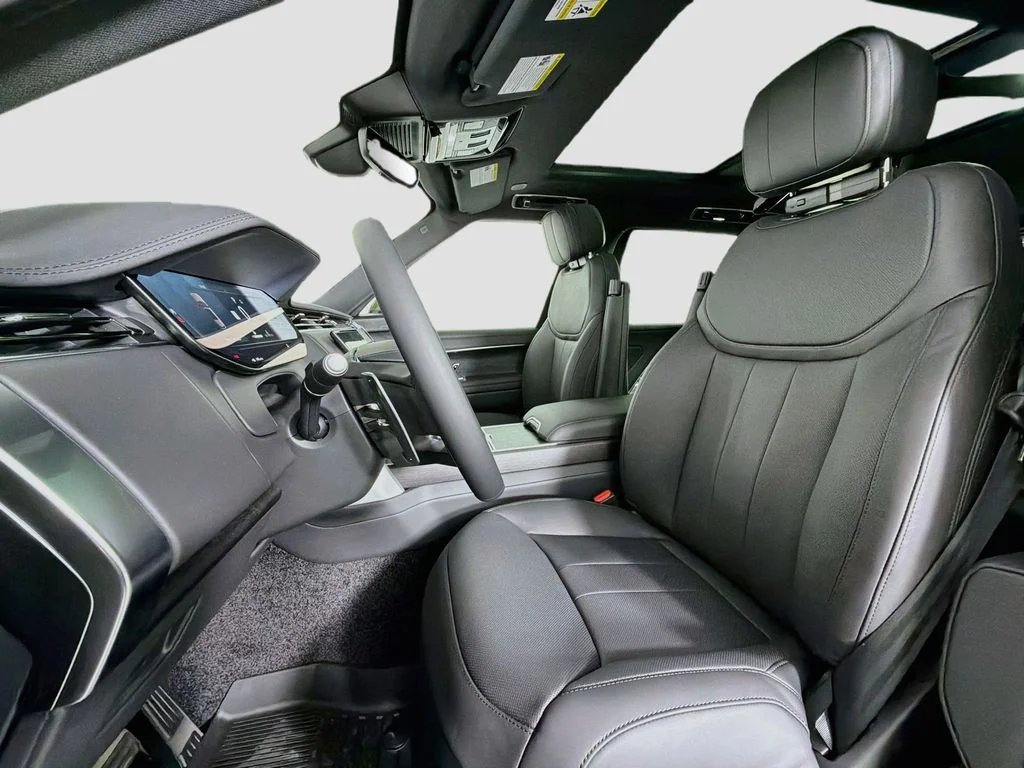 New 2026 Santorini Black Metallic Land Rover SE image 22