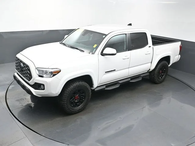 Used 2022 White Toyota SR5 image 47