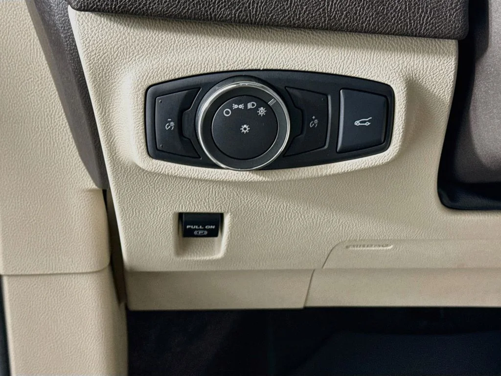 Used 2017 Burgundy Lincoln Select image 11