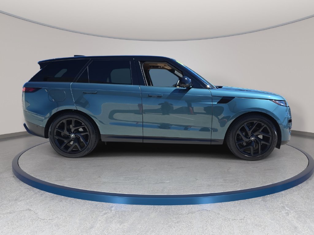 Used 2024 Green Land Rover SE image 4