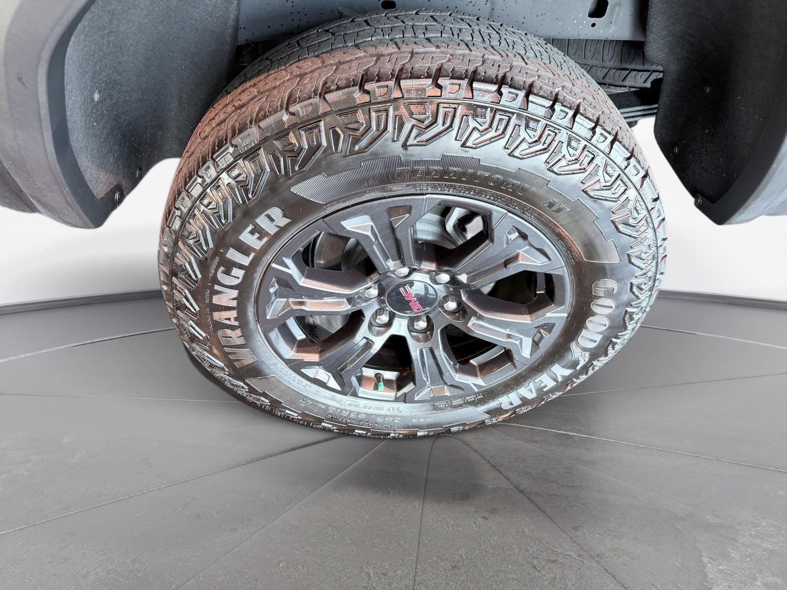 Used 2025 Onyx Black GMC Elevation image 50