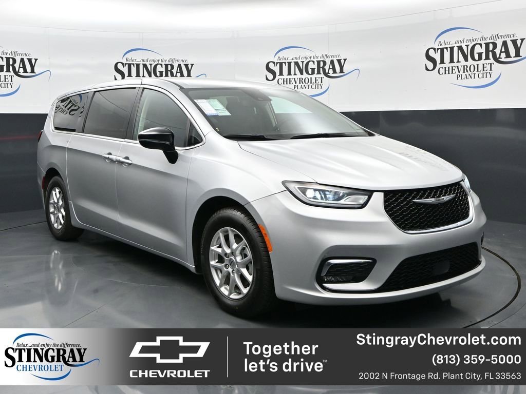 2024 Chrysler Pacifica Touring L's photo