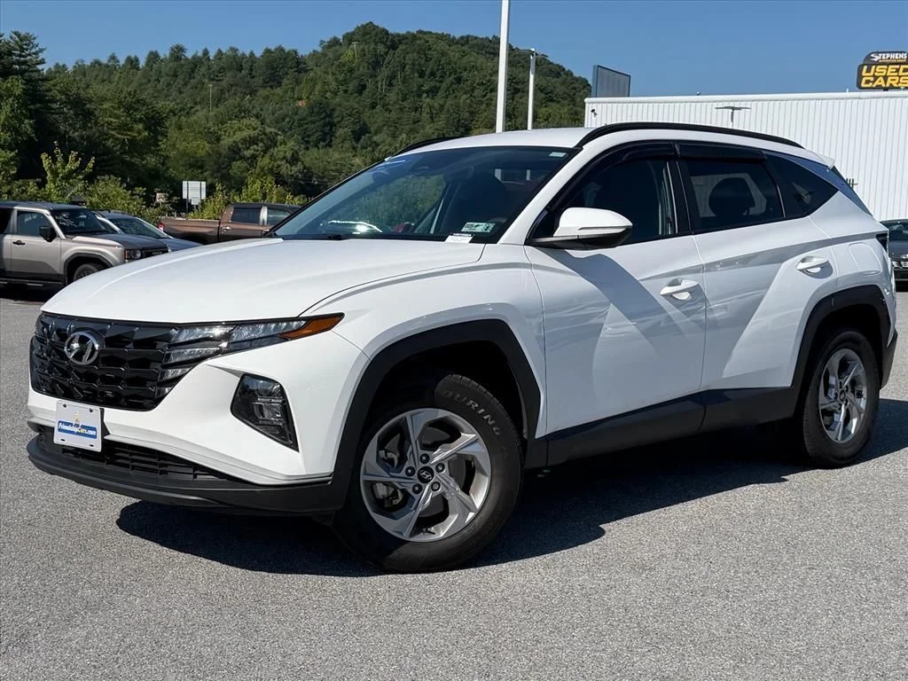 Used 2023 White Hyundai SEL image 2