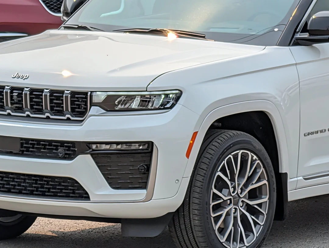 New 2026 White Jeep Summit - - 4x4 - Pano Sunroof - Palermo Lthr Seats - Trailer Tow Pkg - Advanced ProTech IV & More! image 10
