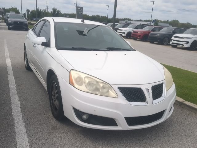 Used 2010 Summit White Pontiac Base image 2