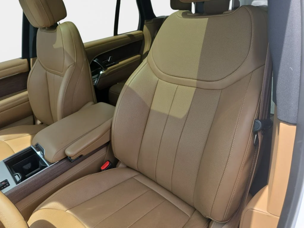 Used 2025 White Land Rover SE image 23