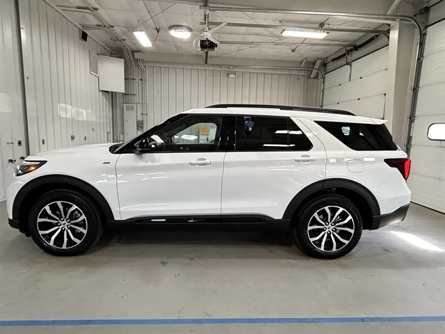 New 2026 Star White Metallic Tri-Coat FORD ST-Line image 10