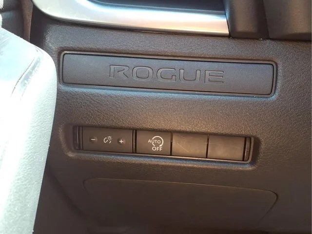Used 2024  Nissan S image 15