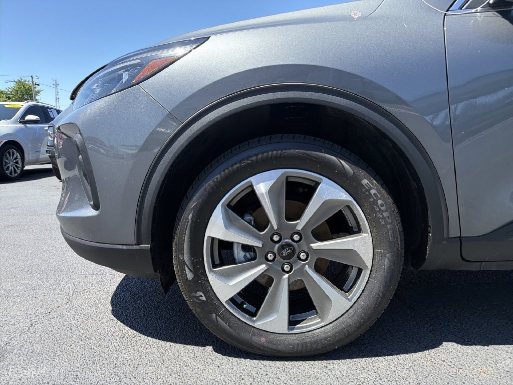 Used 2025  Ford Platinum image 16