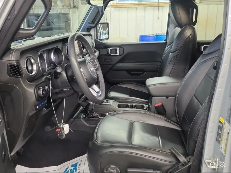 Used 2023 Silver Zynith Clearcoat Jeep Sahara image 8