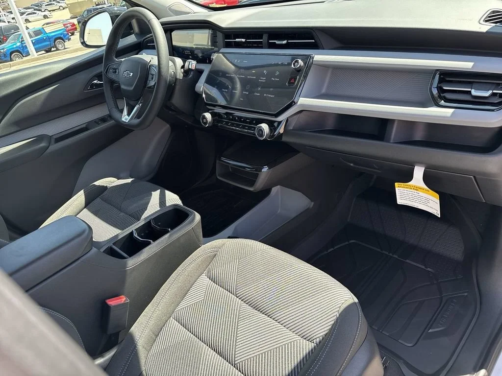 New 2027 Summit White Chevrolet LT image 29