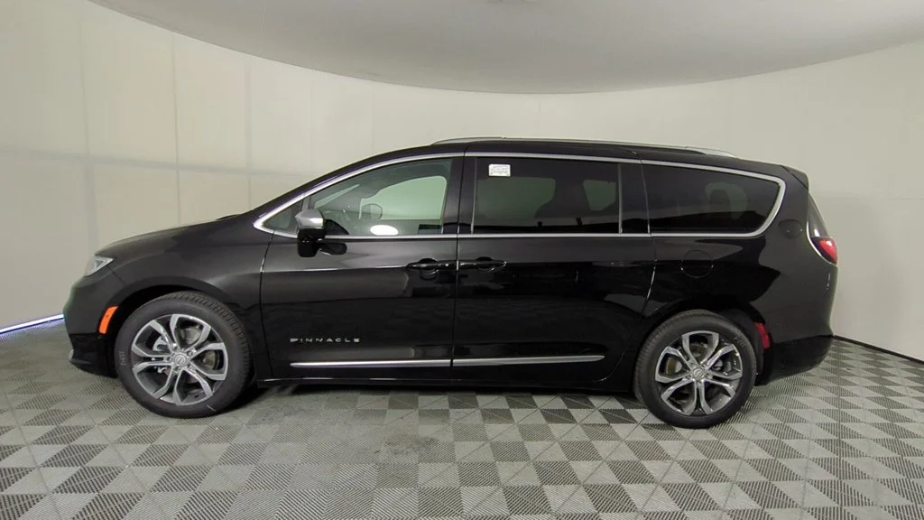 New 2026 Diamond Black Crystal Pearl-Coat Exterior Paint Chrysler Pinnacle image 8
