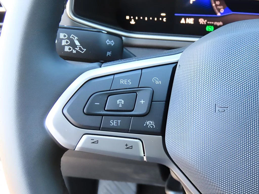 2025 Volkswagen Taos SE Black - Photo 31