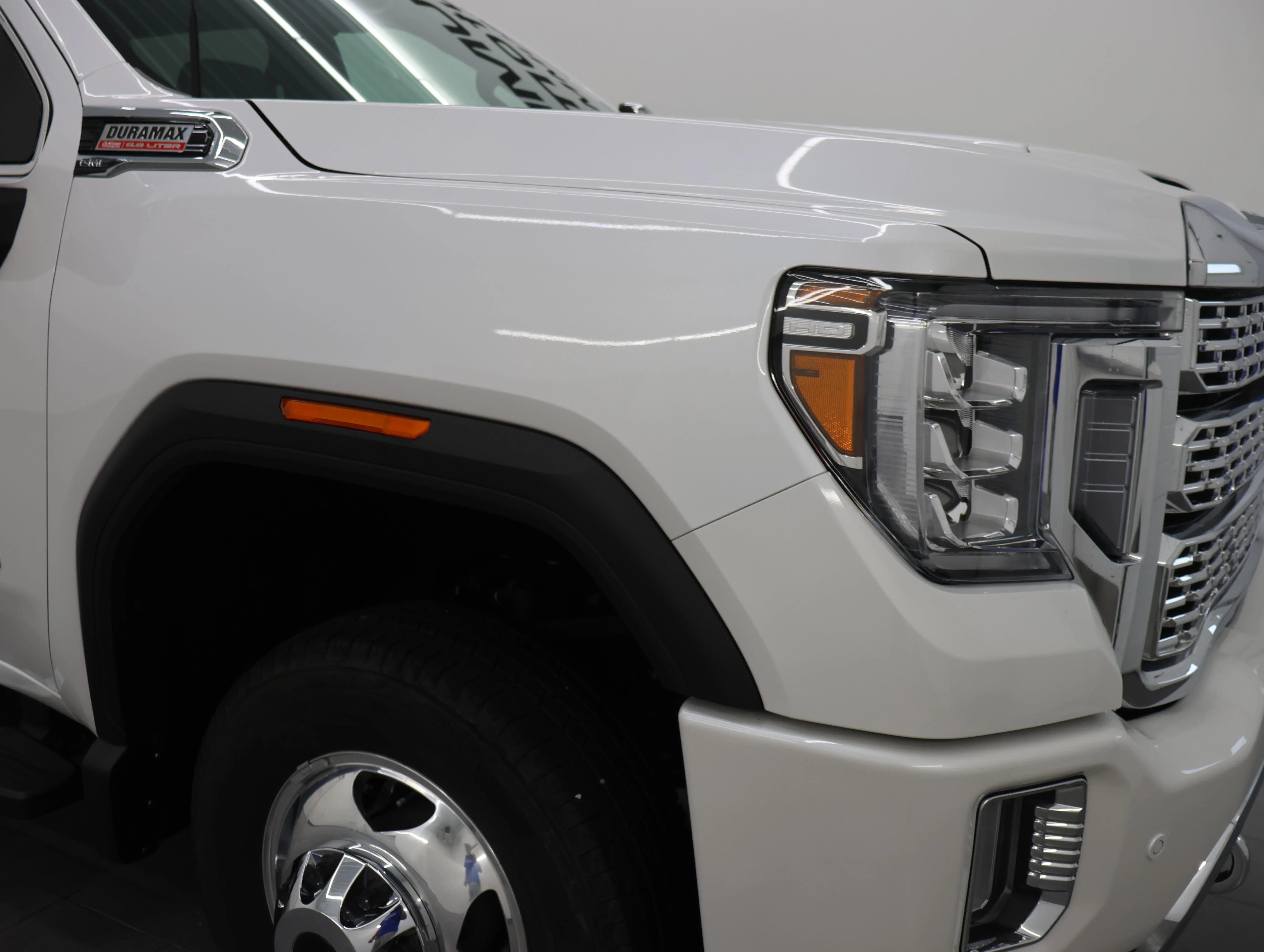 Used 2022 White Frost Tricoat GMC Denali image 29
