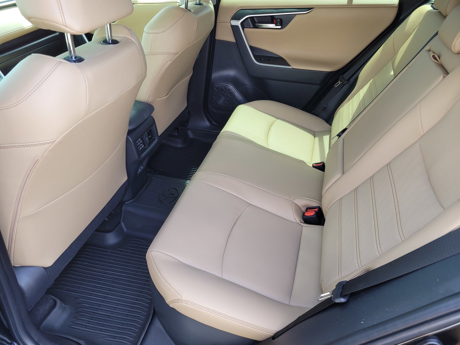 Used 2024  Toyota Hybrid Limited image 12