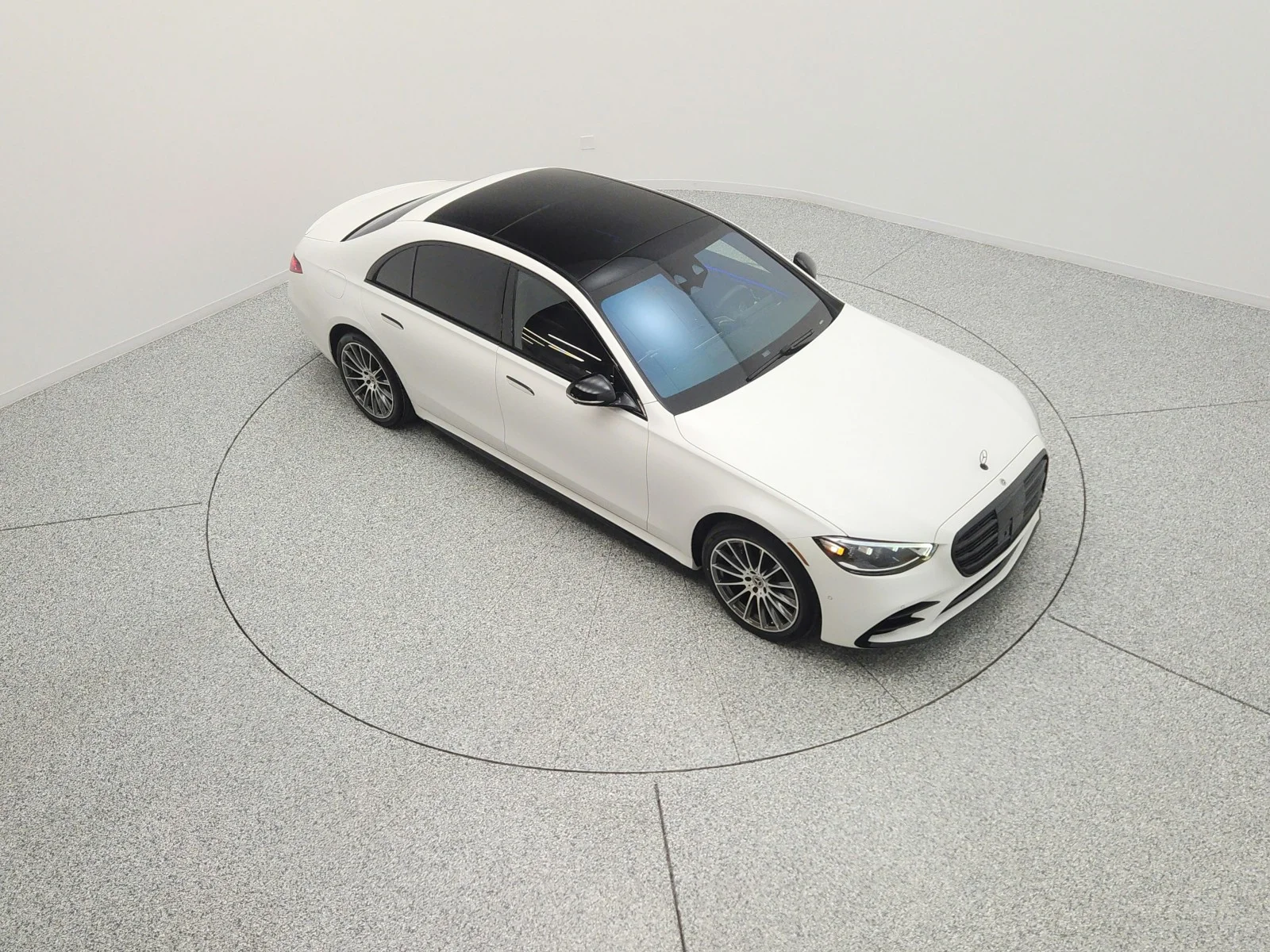 Used 2025 MANUFAKTUR Moonlight White Metallic Mercedes-Benz S 580 4MATIC® Sedan image 11