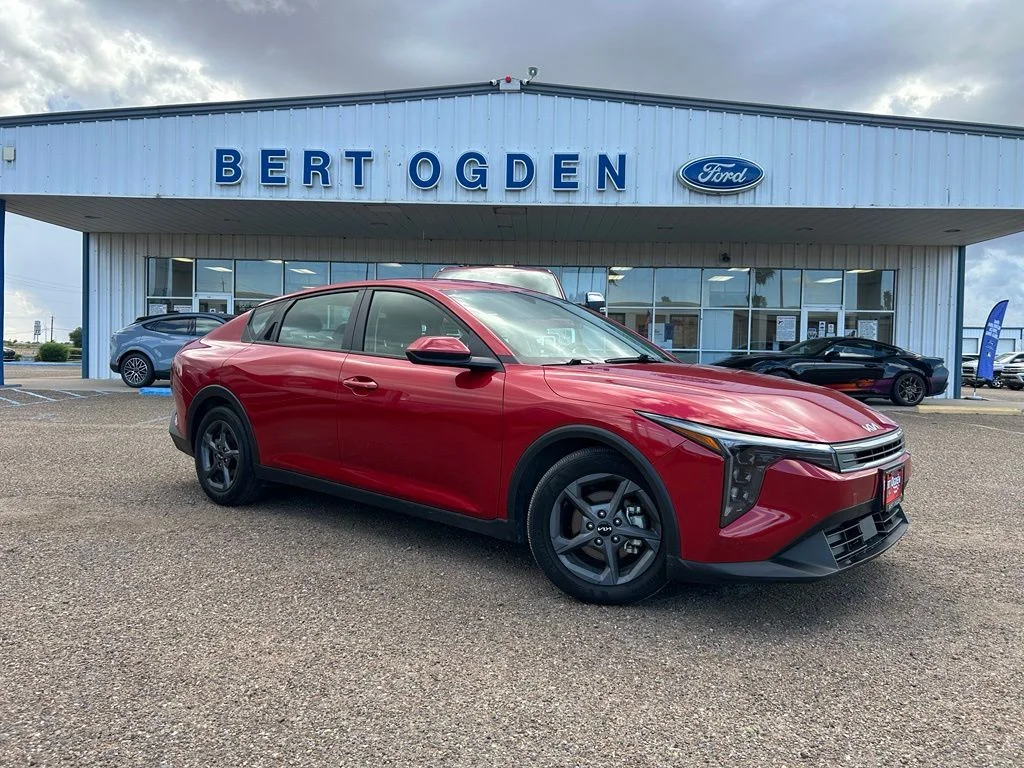 Used 2025 Red Kia LXS image 1