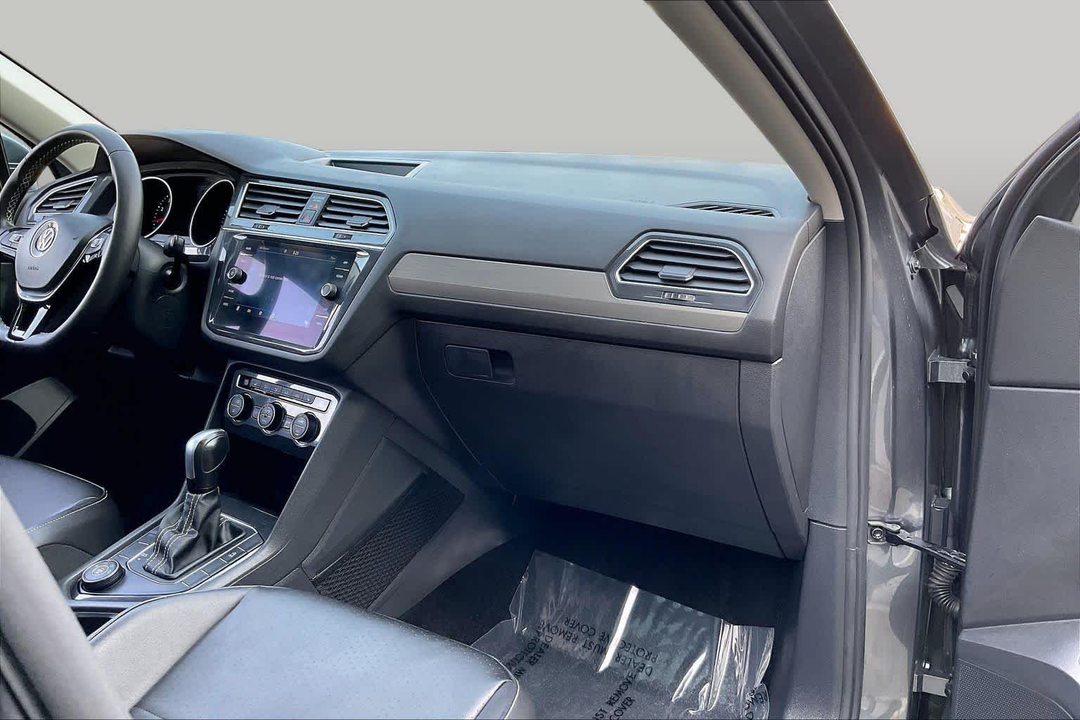 Used 2021 Platinum Gray Metallic Volkswagen SE image 18