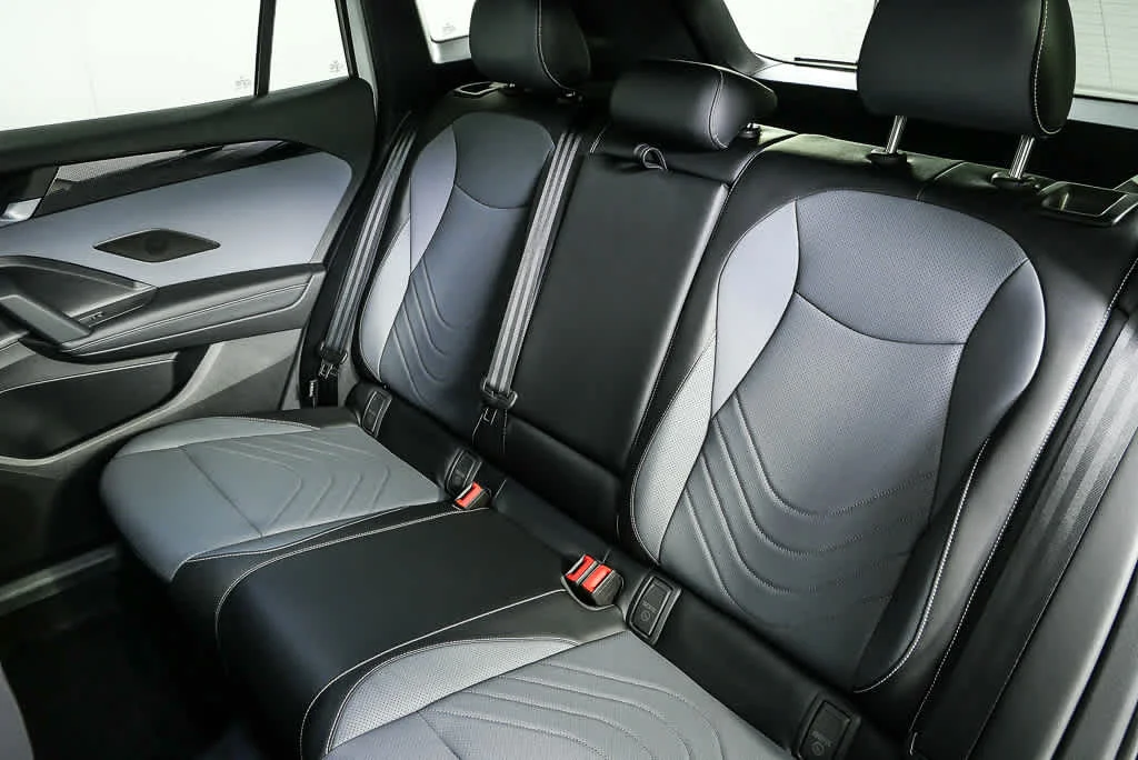 New 2026 Opal White Pearl Volkswagen SE R-Line Black image 18