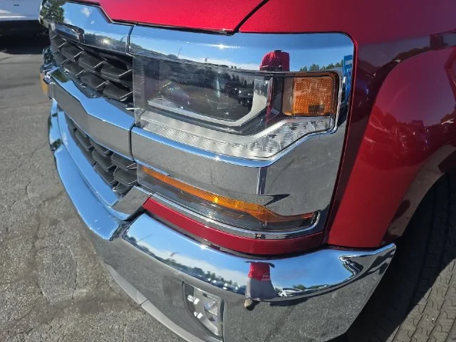 Used 2018 Red Chevrolet LT image 32