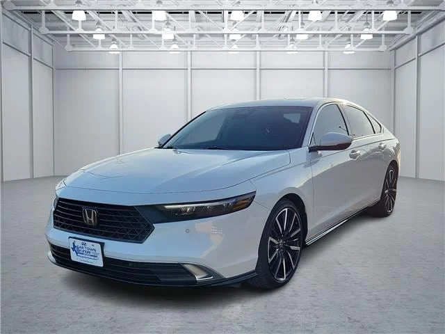 Used 2025 White Honda Touring image 1
