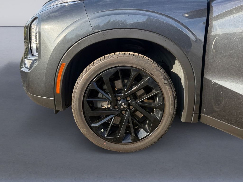 Used 2024  Mitsubishi SE Black Edition w/Pano Roof image 9