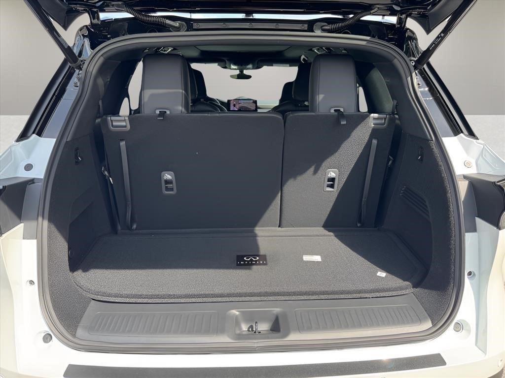 New 2027 2T RAD WHT INFINITI Sport AWD image 16