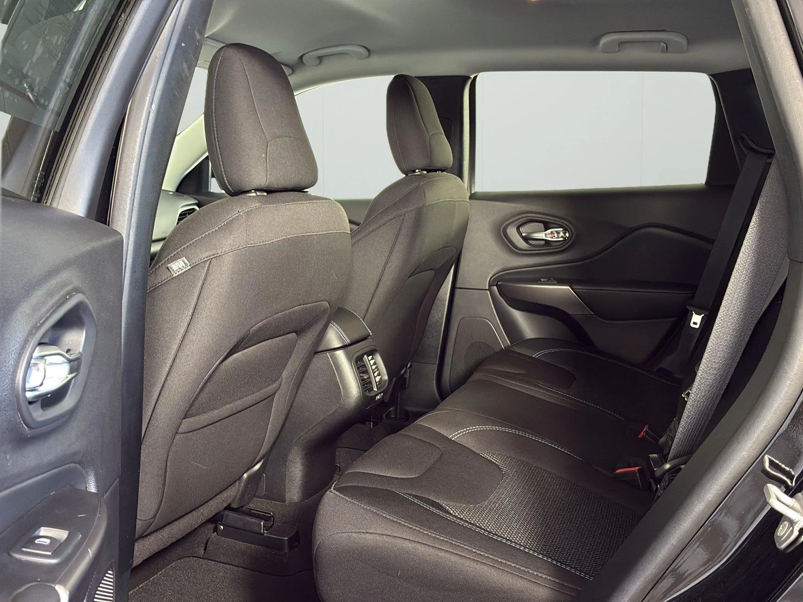 Used 2020 Diamond Black Crystal Pearlcoat Jeep Latitude image 35