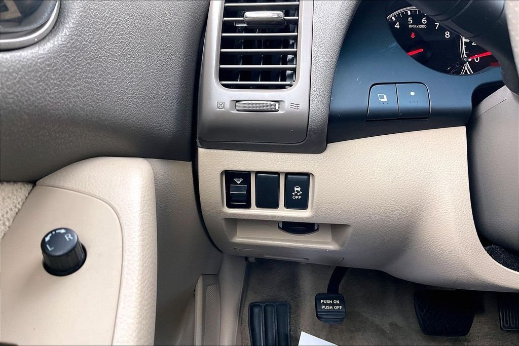 Used 2012 White Nissan 2.5 S image 33