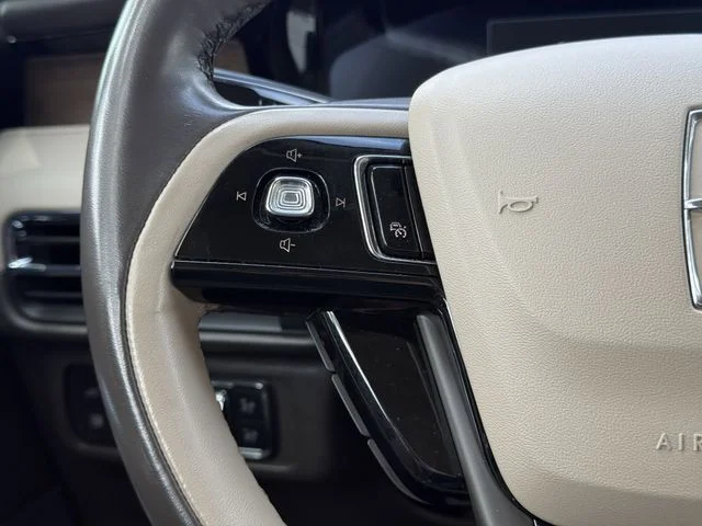 Used 2022 White Lincoln Grand Touring image 10