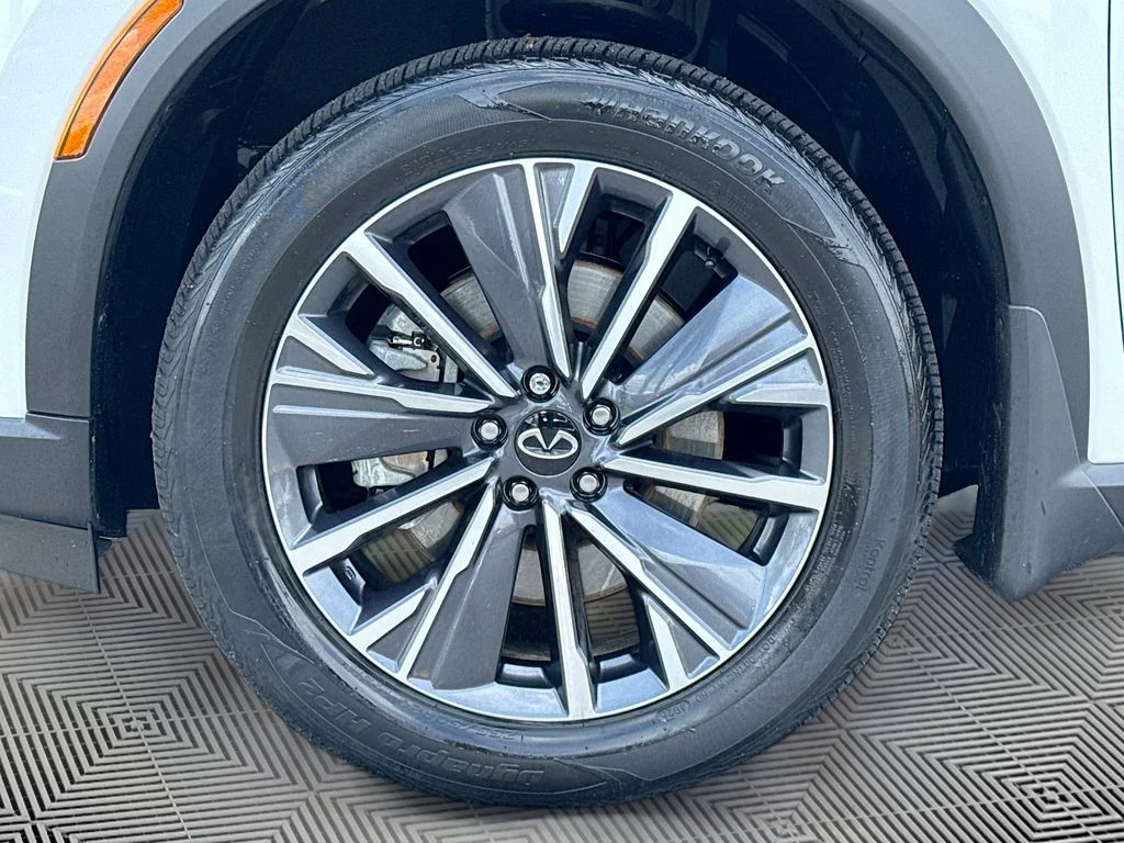 Certified Used 2026 White INFINITI LUXE image 34