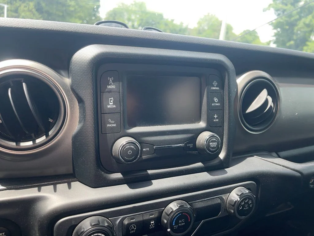 Used 2020 Silver Jeep Sport image 9