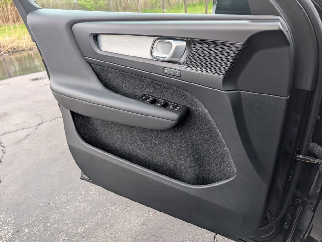 Used 2019  Volvo Momentum image 12