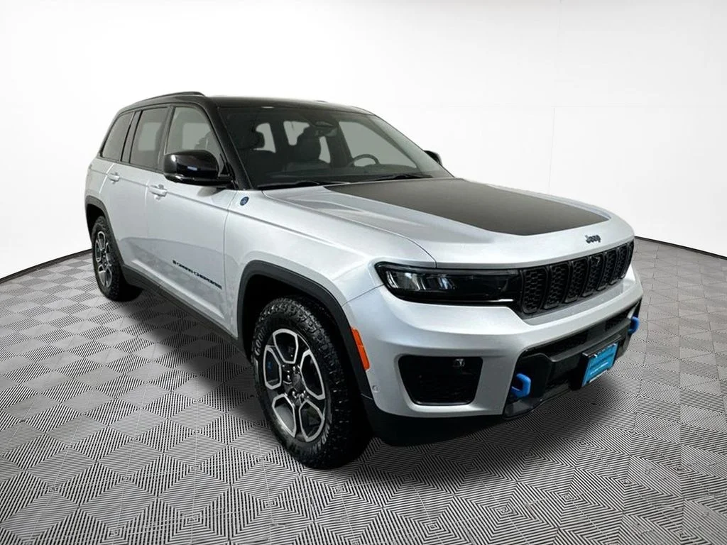 Used 2024 Silver Jeep Trailhawk 4xe image 4