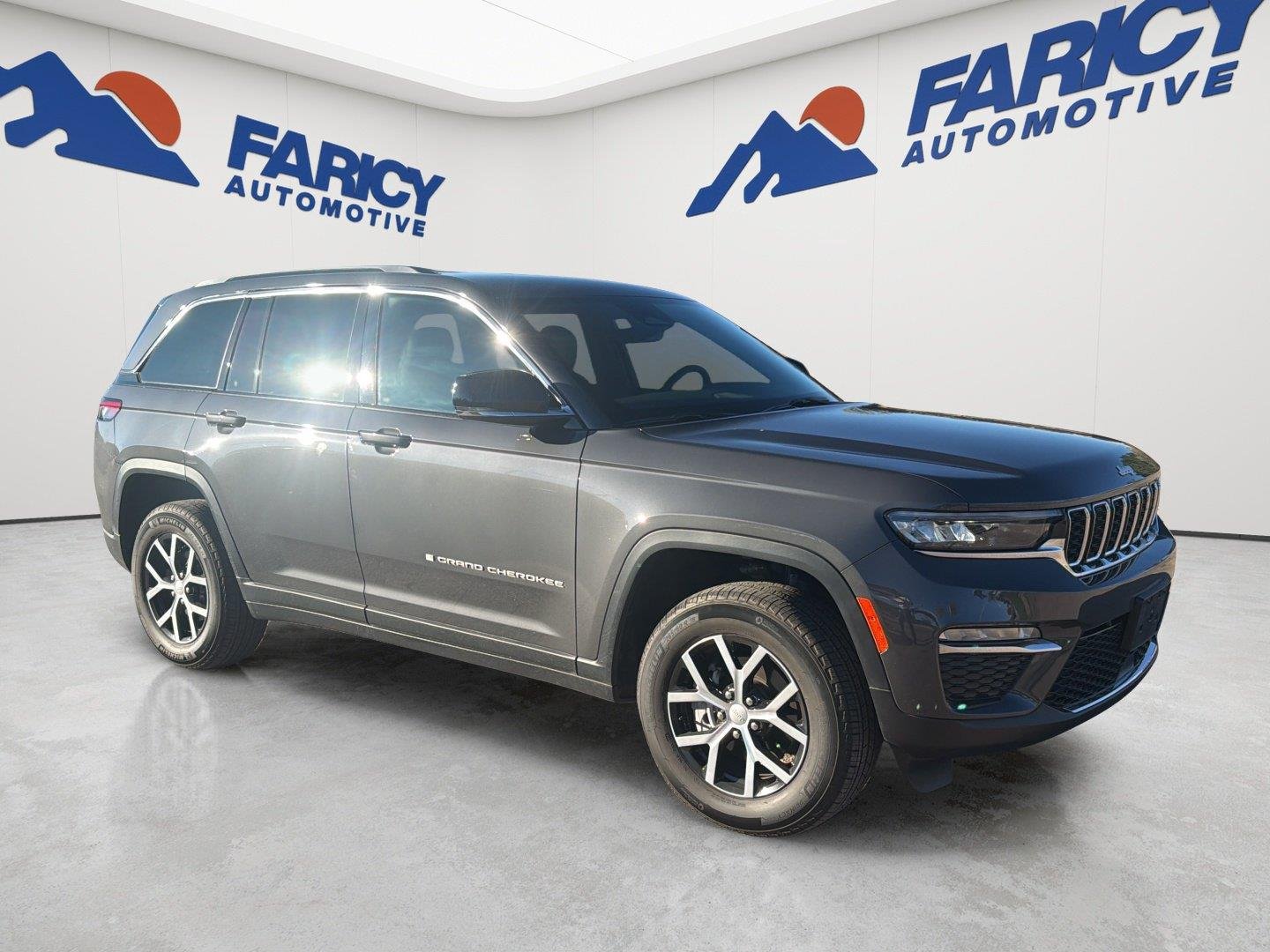 Used 2025  Jeep Limited image 5