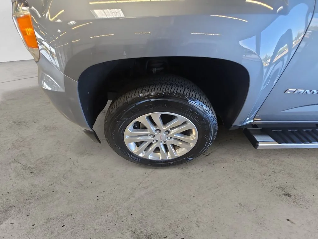 Used 2018 SATIN STEEL METALLIC GMC 4WD SLT image 9