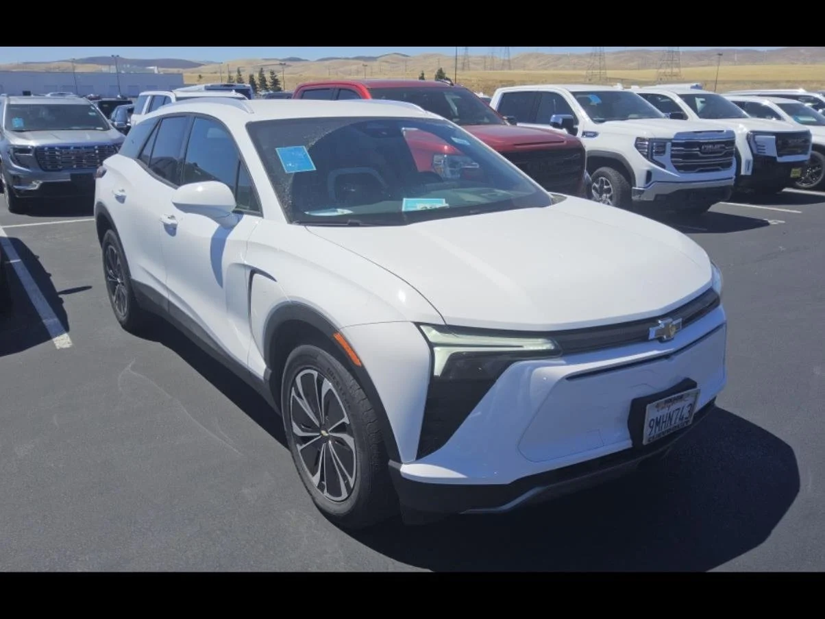 Used 2024 Summit White Chevrolet LT image 9