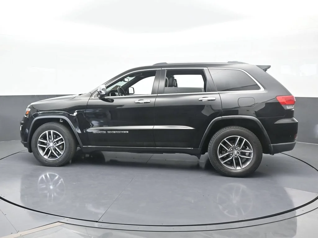 Used 2017 Diamond Black Crystal Pearlcoat Jeep Limited image 3