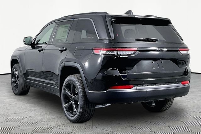 New 2026 Diamond Black Crystal Pearl-Coat Exterior Paint Jeep Limited image 4