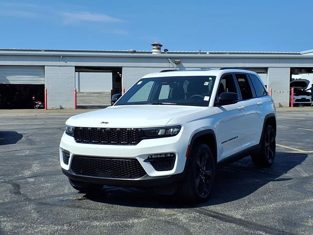 Used 2025 Jeep Grand Cherokee Limited with VIN 1C4RJHBG6SC304724 for sale in Kansas City
