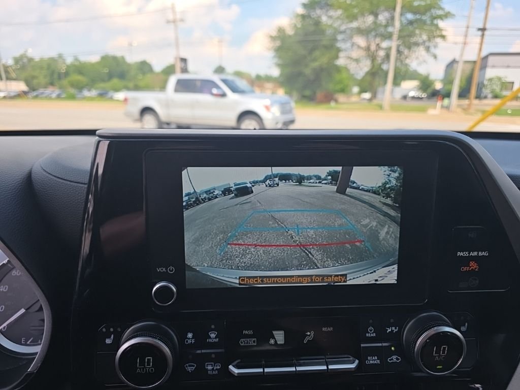 Used 2025  Toyota XLE image 21