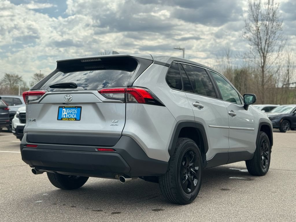 2023 Toyota RAV4 LE - Photo 19