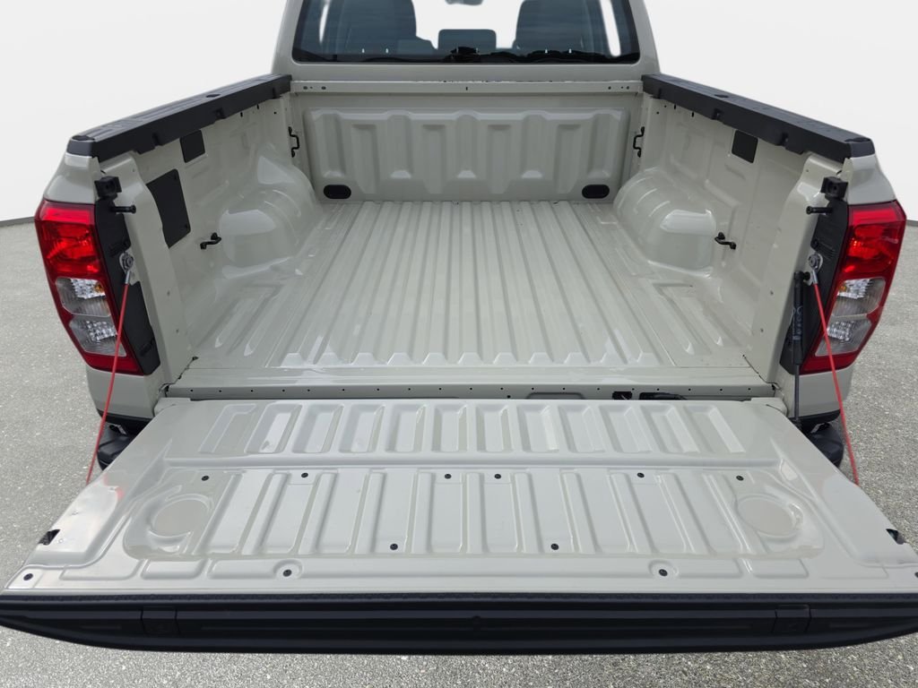 Used 2025 Beige Ford XL image 12