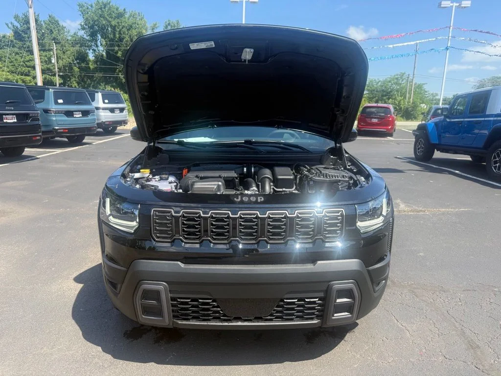 New 2026 Diamond Black Crystal Pearl-Coat Exterior Paint Jeep  image 55