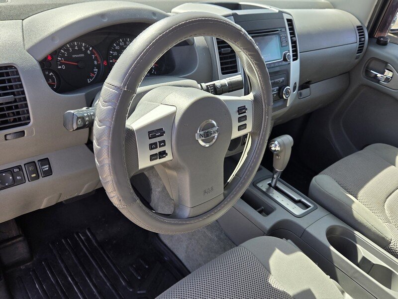 Used 2015 Arctic Blue NISSAN 2WD CREW CAB SWB AUTO SV image 12