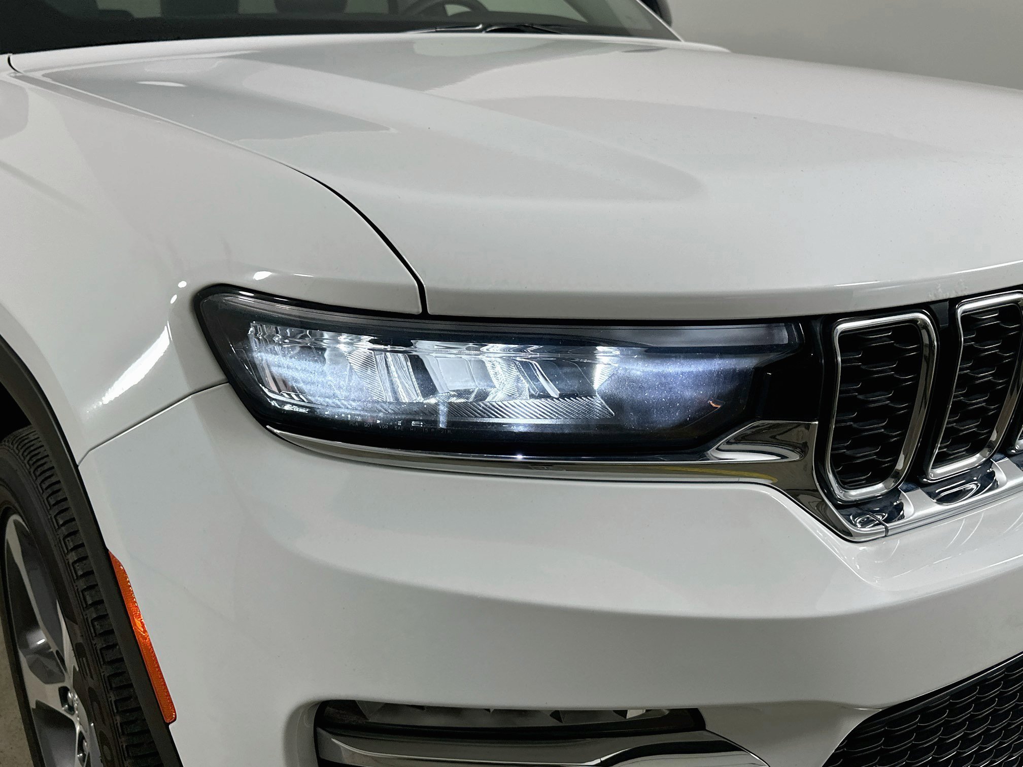 Used 2023 Bright White Clearcoat Jeep Limited image 9