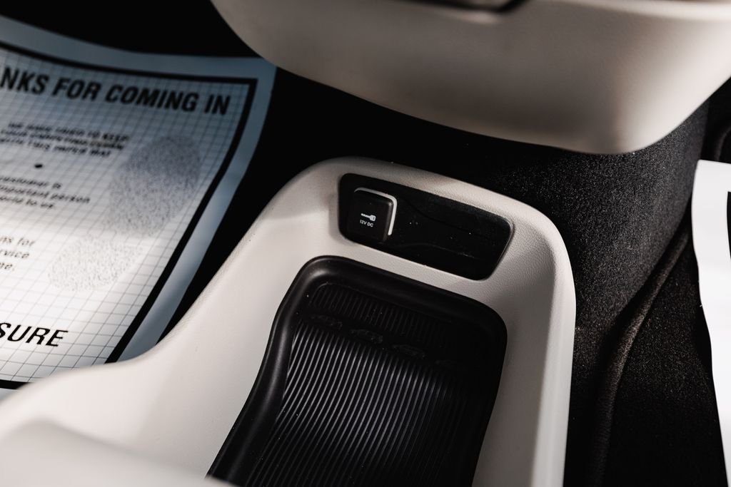 2023 Chrysler Voyager LX - Photo 20